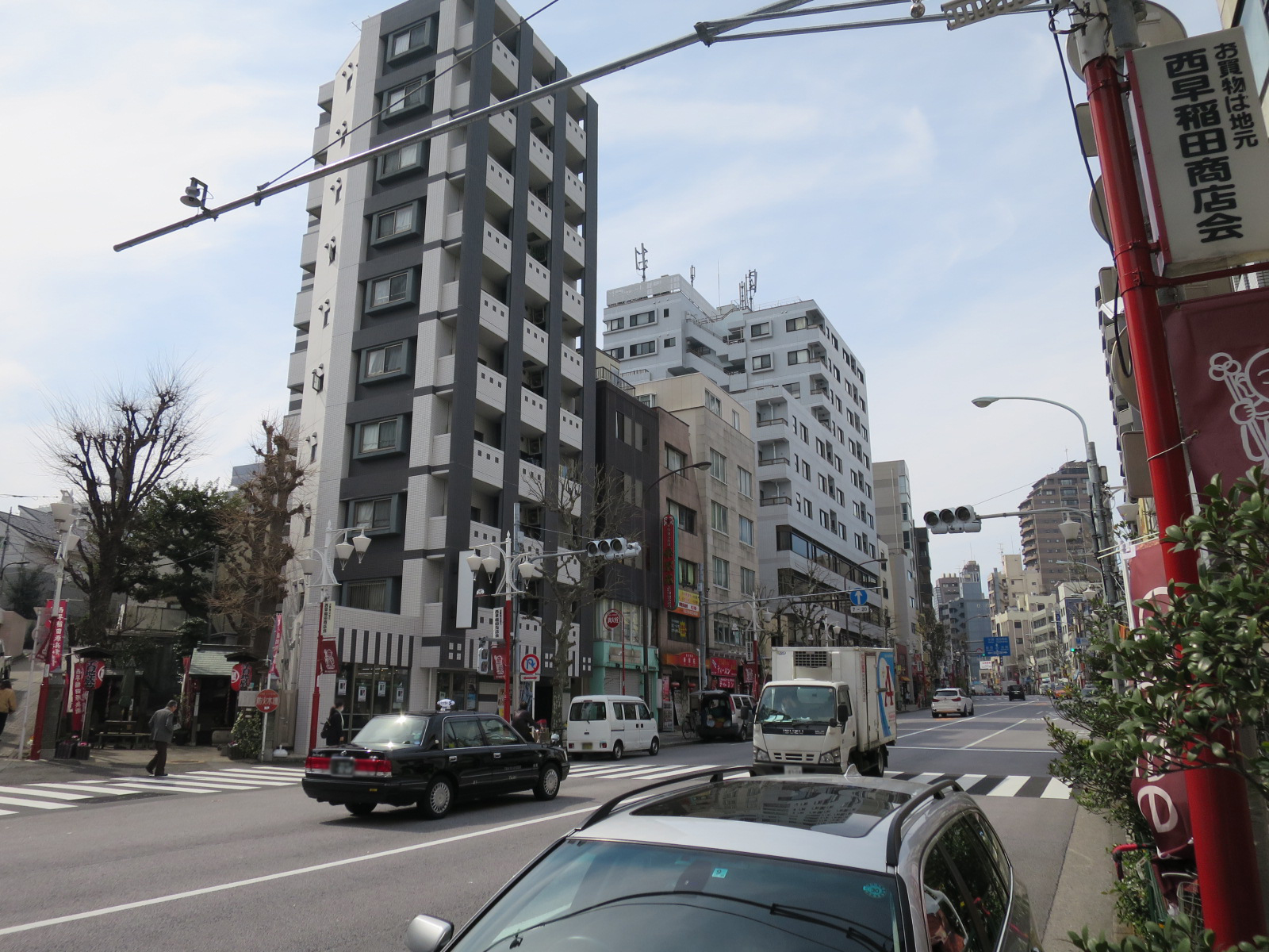 鈴木ビル前面の通り