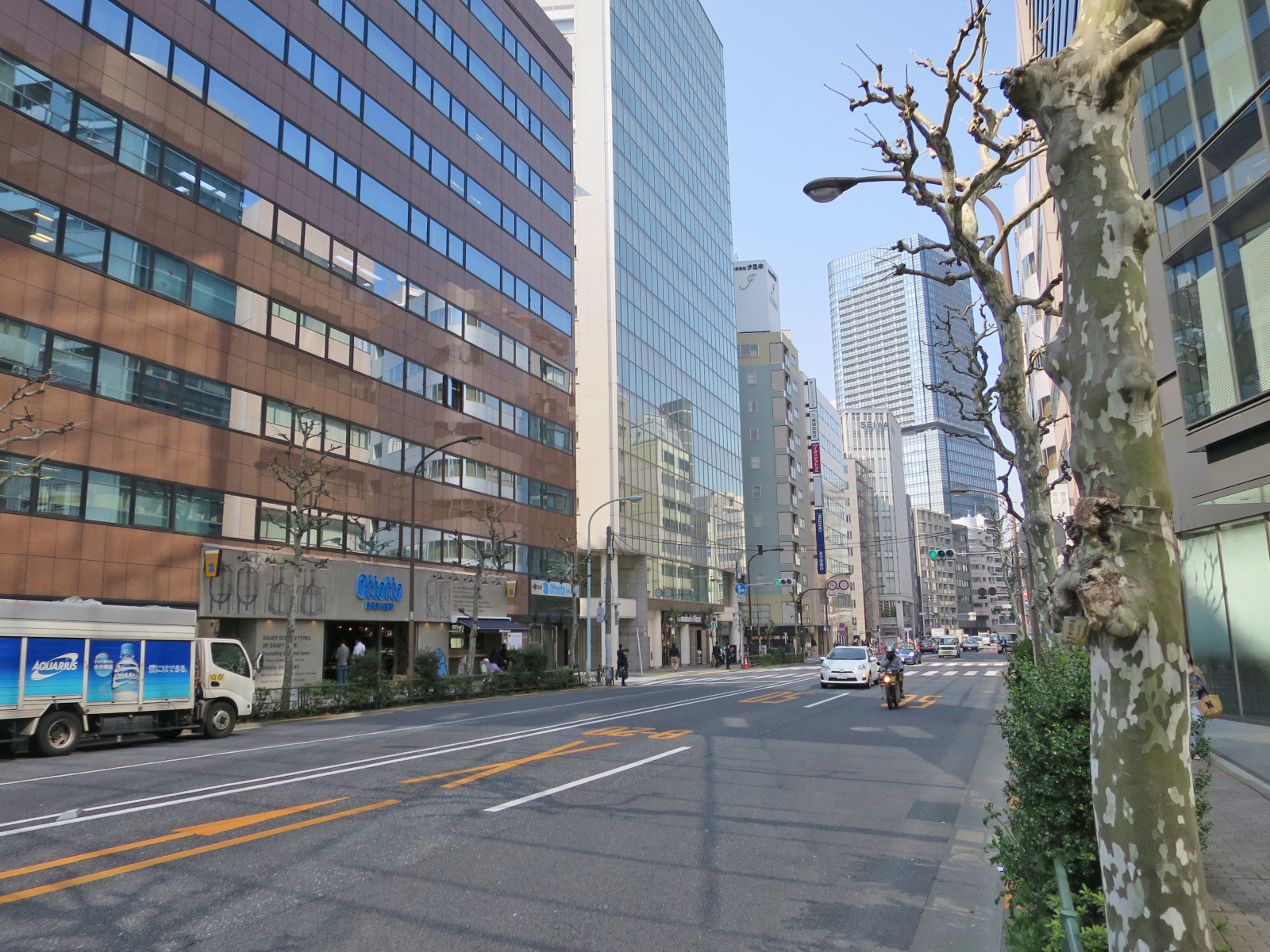 周辺はオフィスや店舗が多いエリア