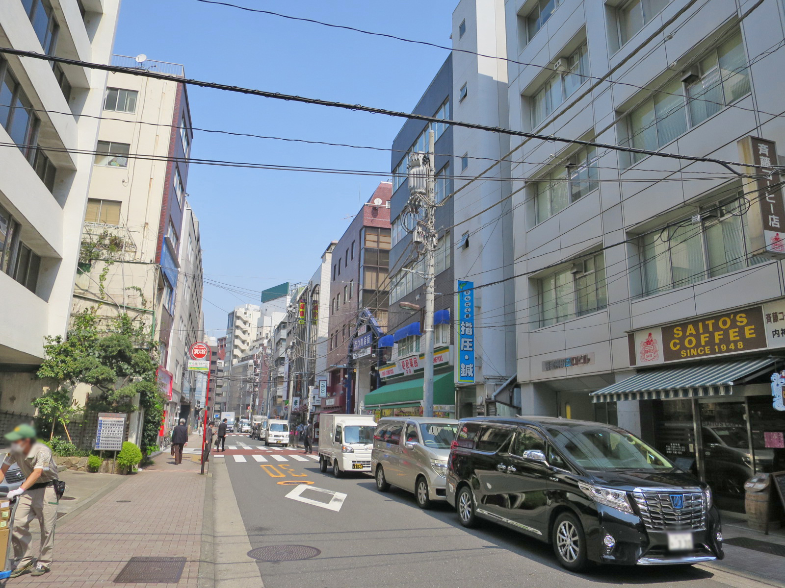 オフィスビル前面の通り