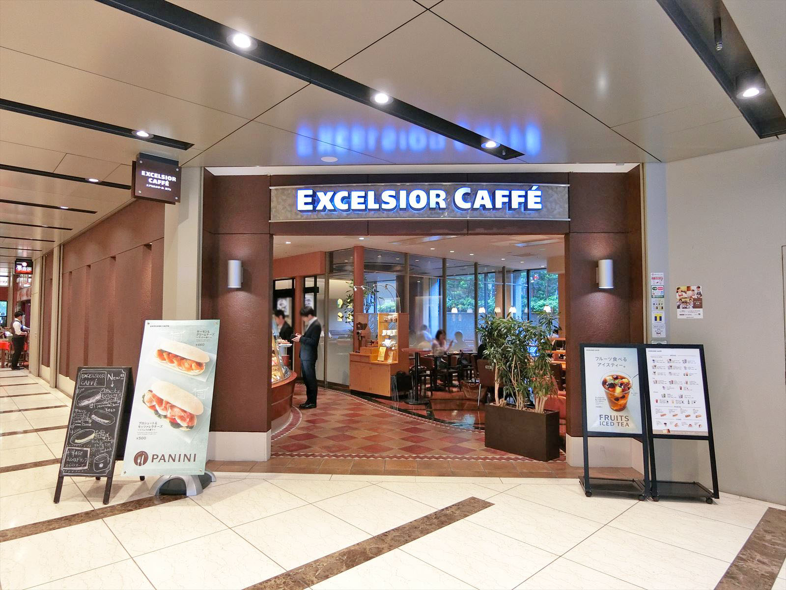 徒歩2分のエクセルシオールカフェ日土地西新宿ビル店