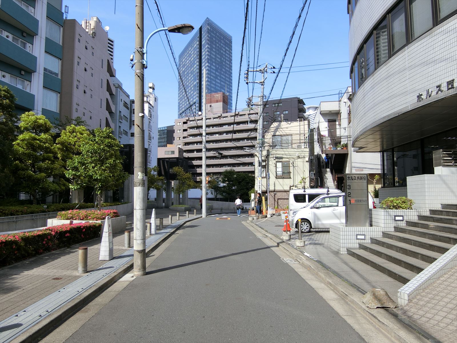 ホルス西新宿前面の通り