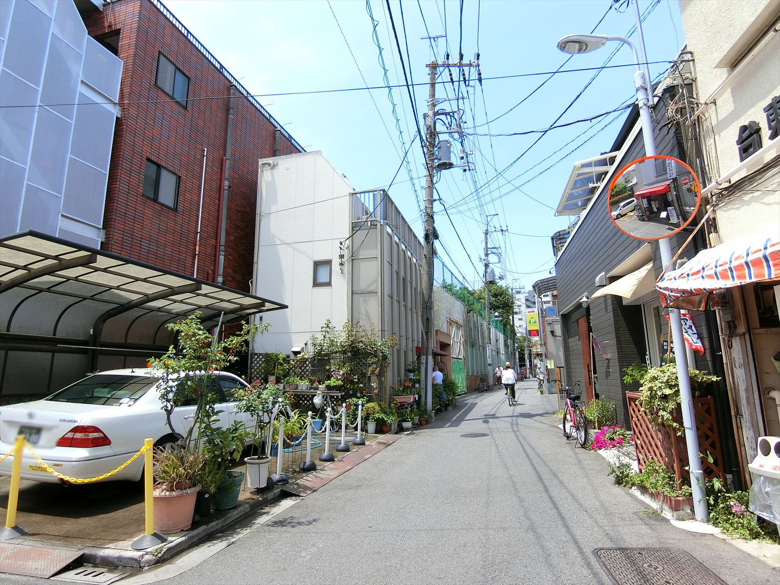 周辺は住宅街