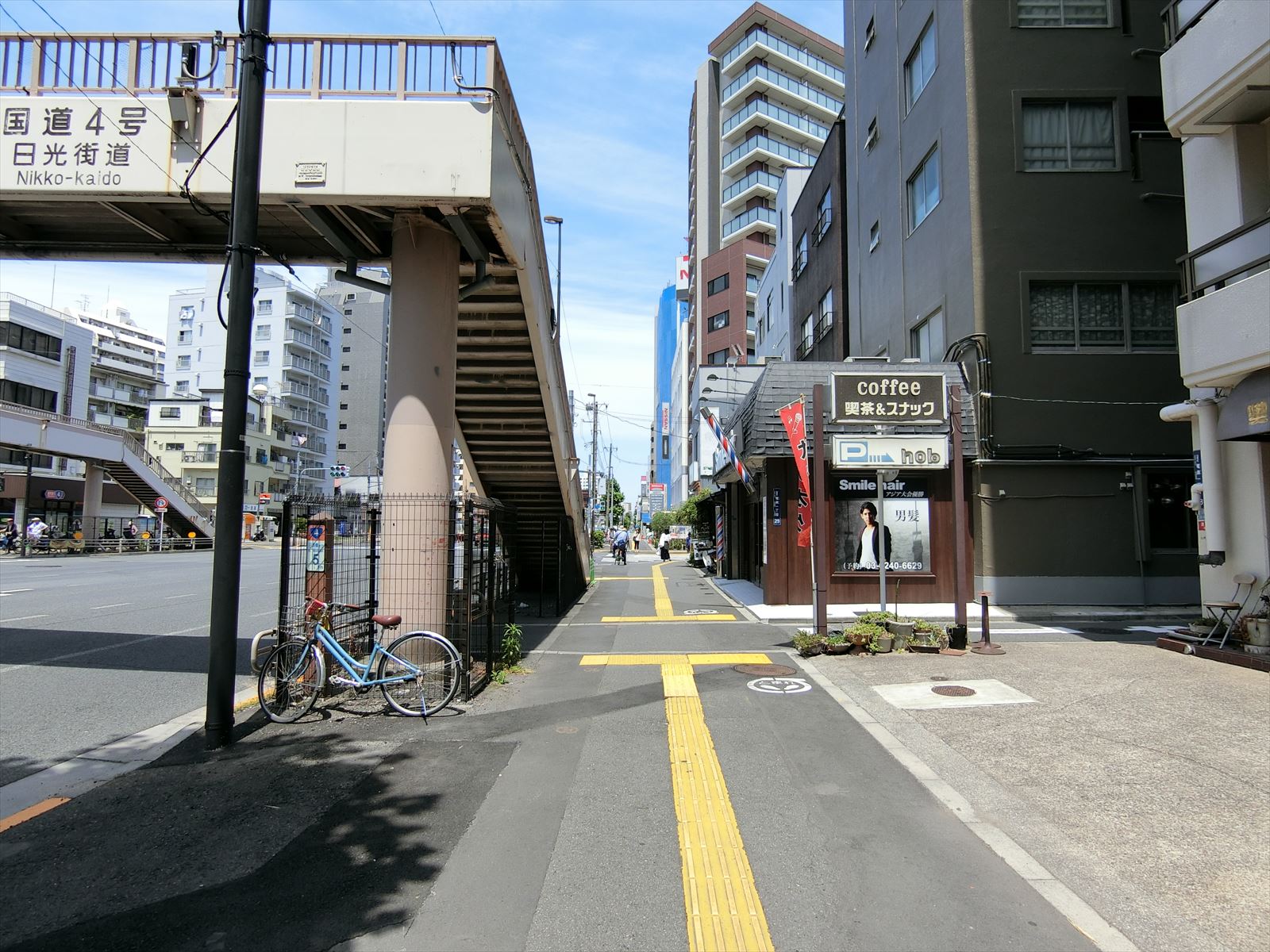 東ネビル前面の通り