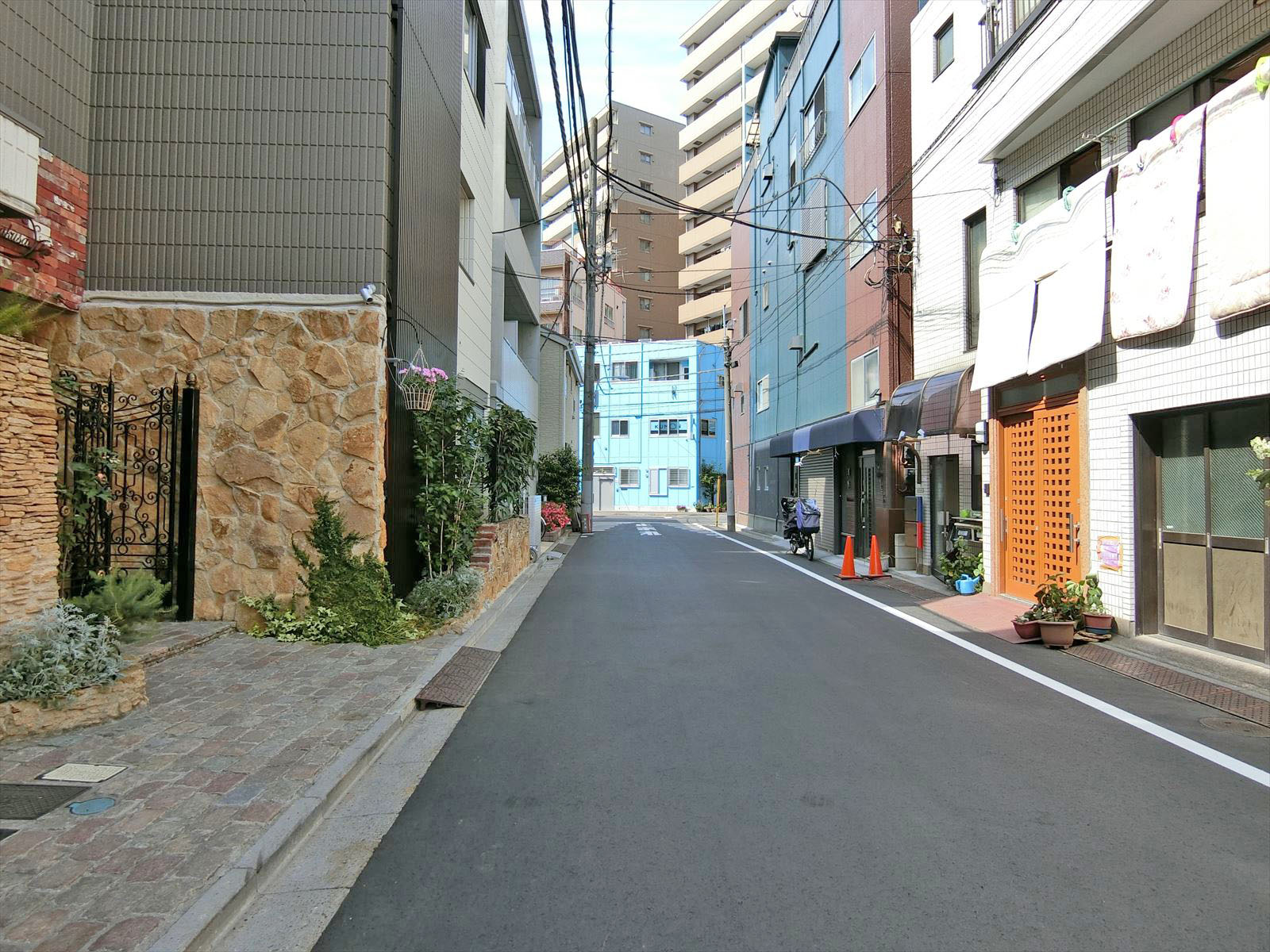 小川ビル前面の通り