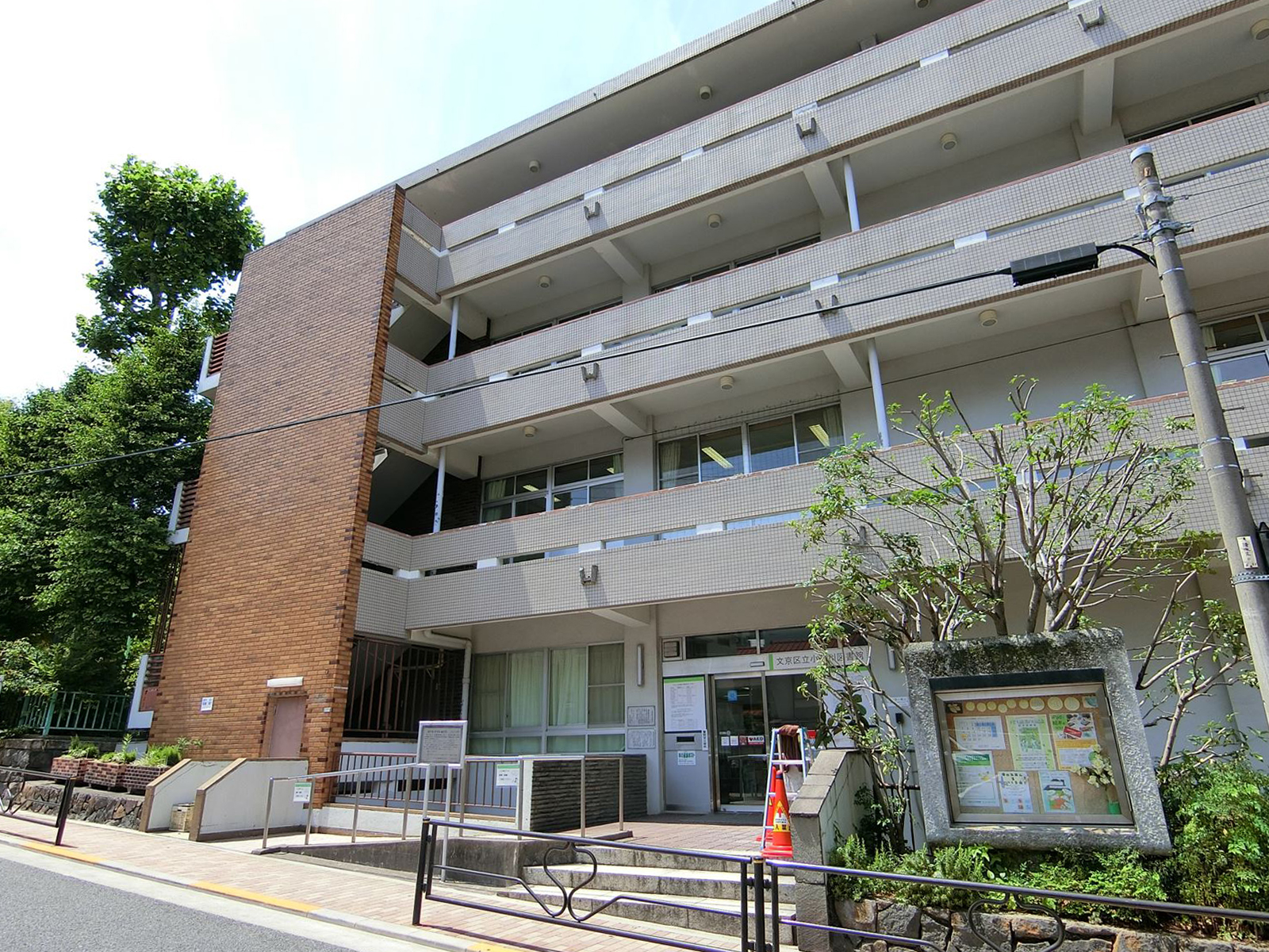 徒歩4分の文京区立小石川図書館