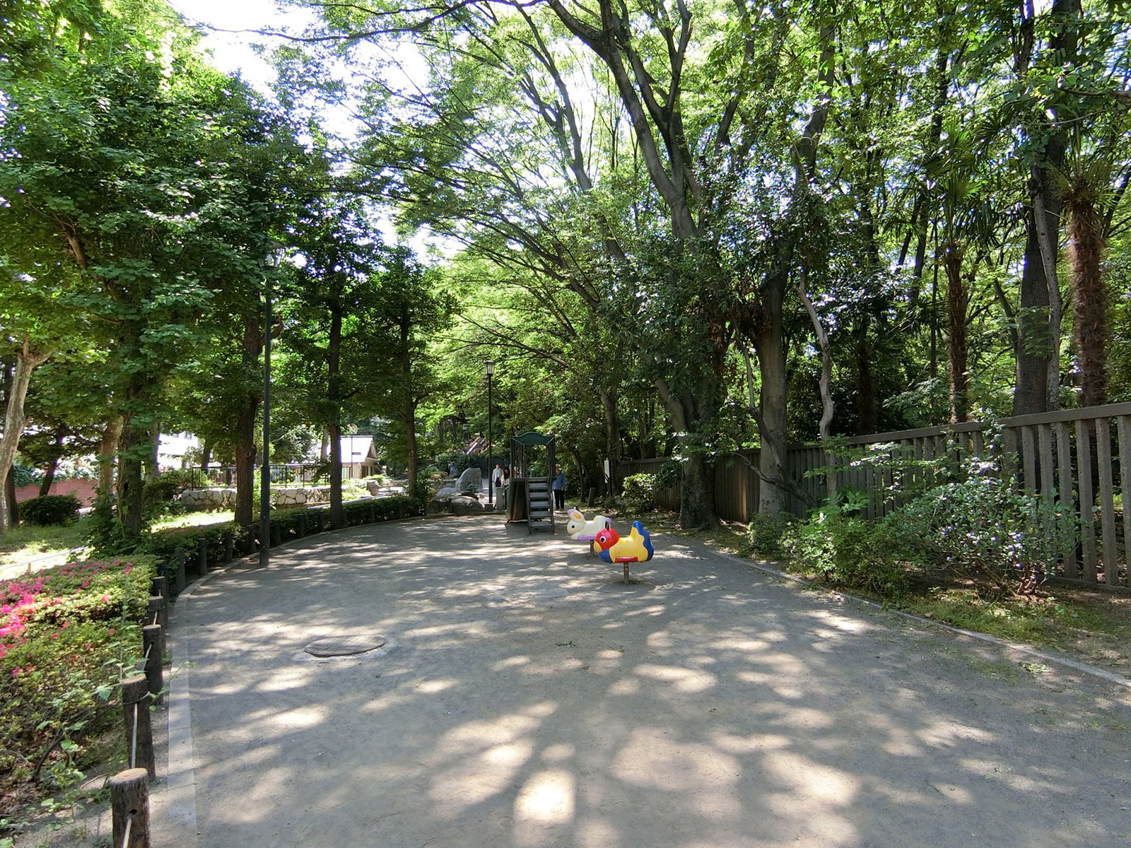 徒歩5分の窪町東公園