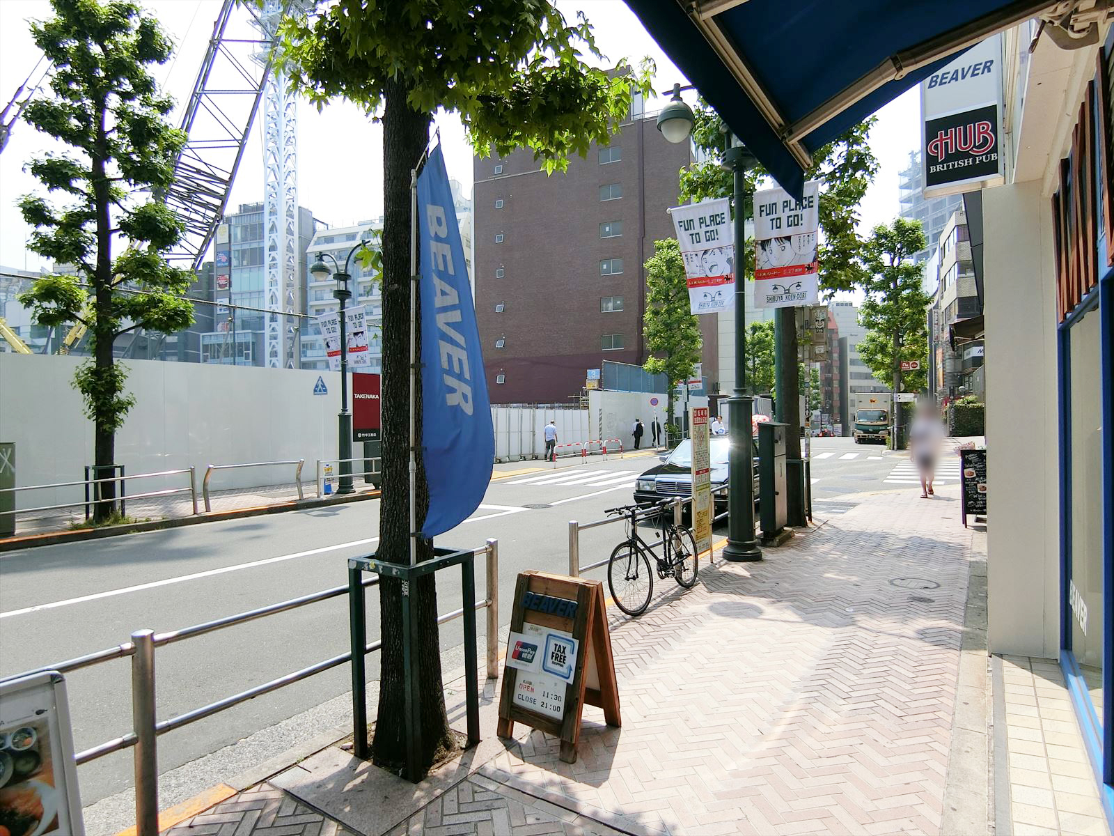 オフィスビル前面の通り