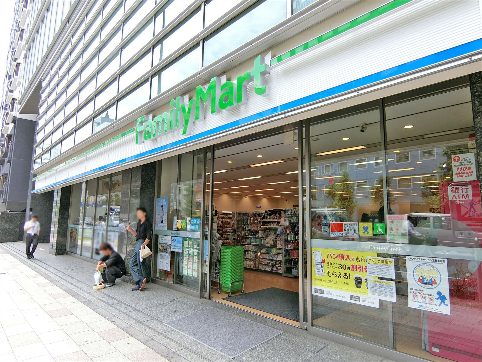 隣のファミリーマート