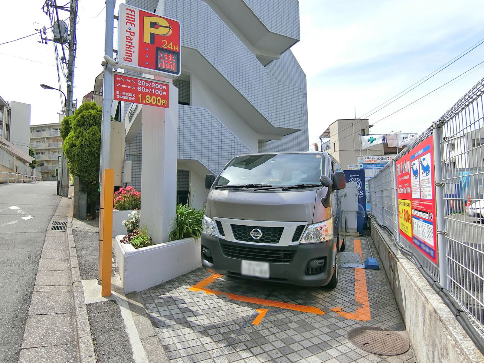 ビル前のコインパーキング