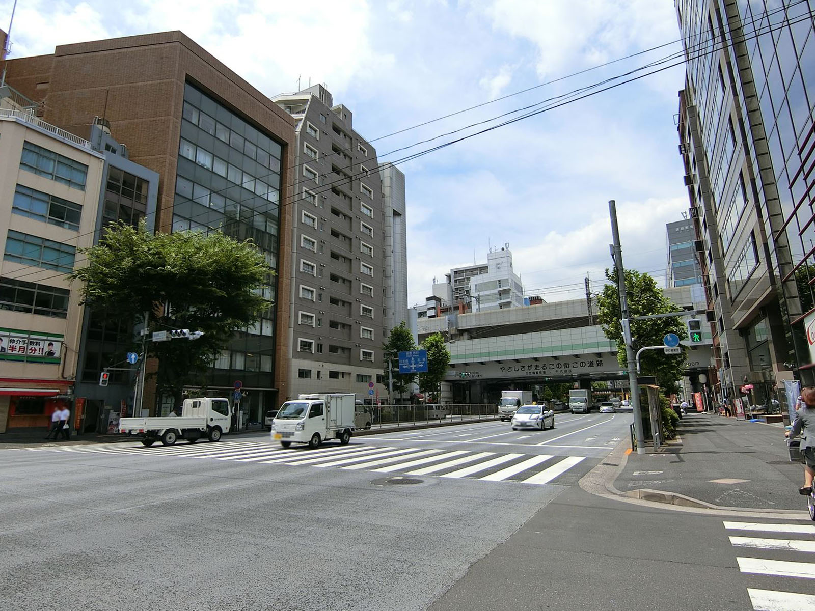 靖国通り至近