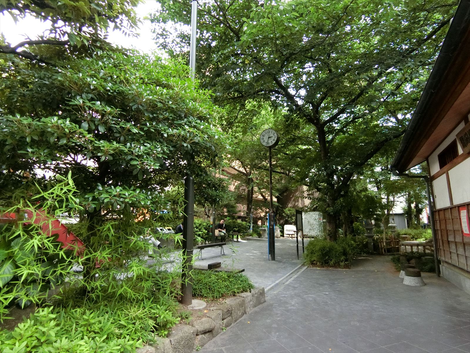 近くの龍閑児童公園徒歩