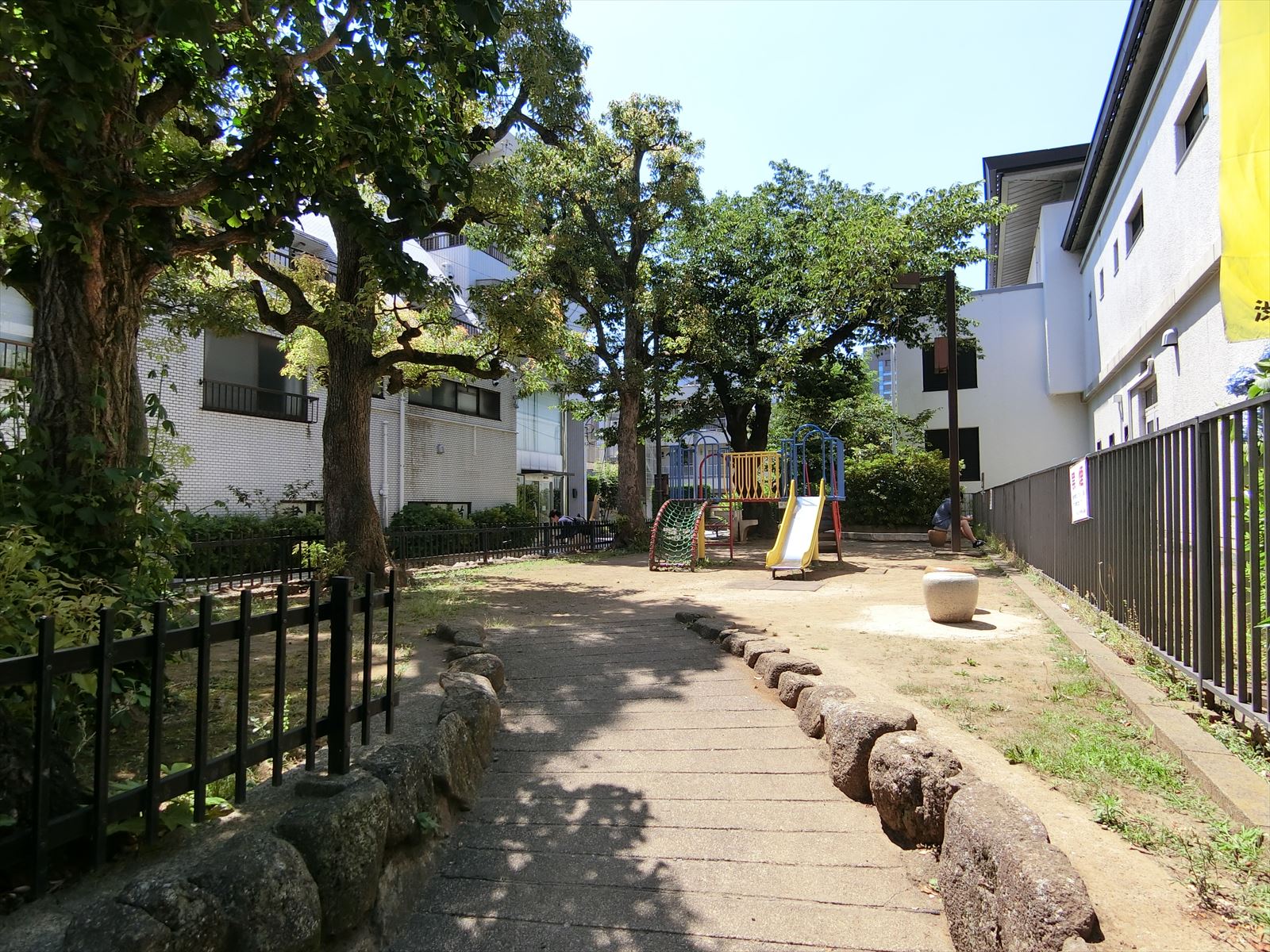千駄ヶ谷四丁目児童遊園地近く
