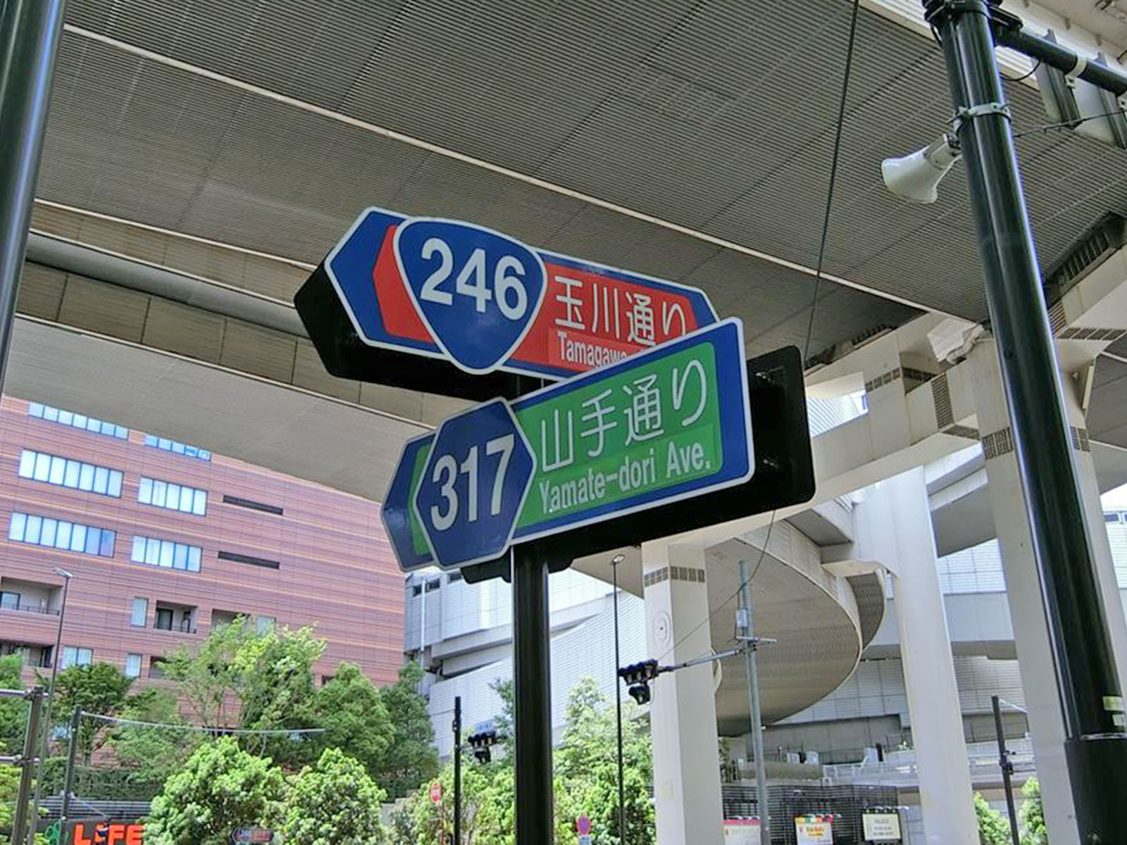 玉川通り、山手通りが近く