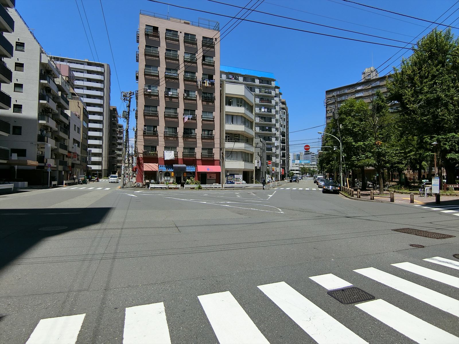 オフィスビル前面の通り