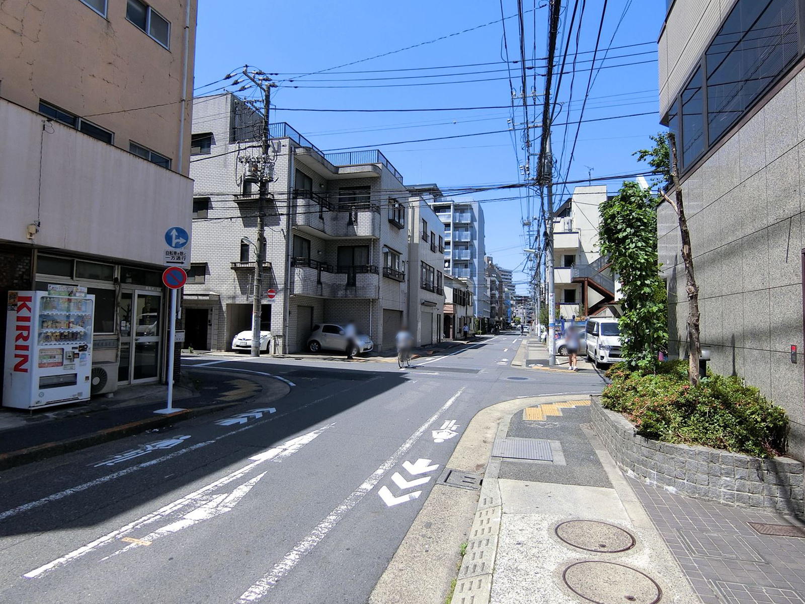 オフィスビル前面の通り