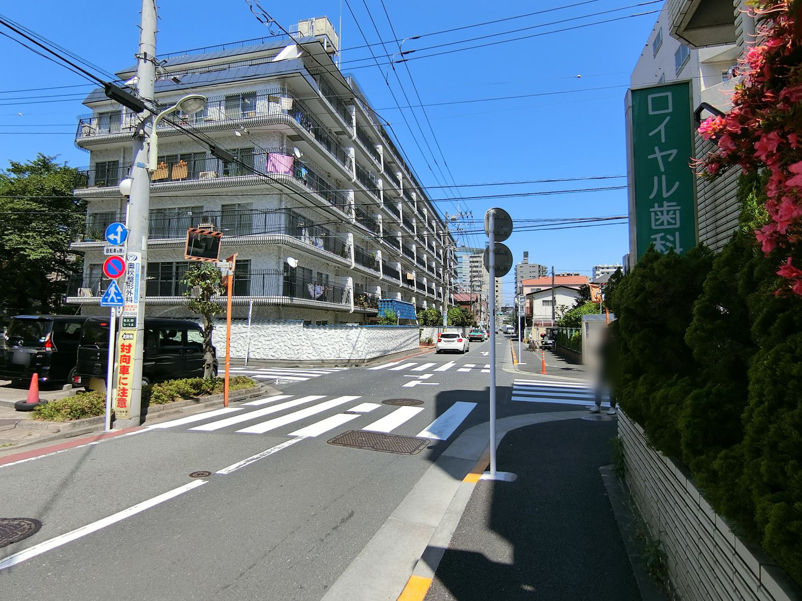 オフィスビル前面の通り