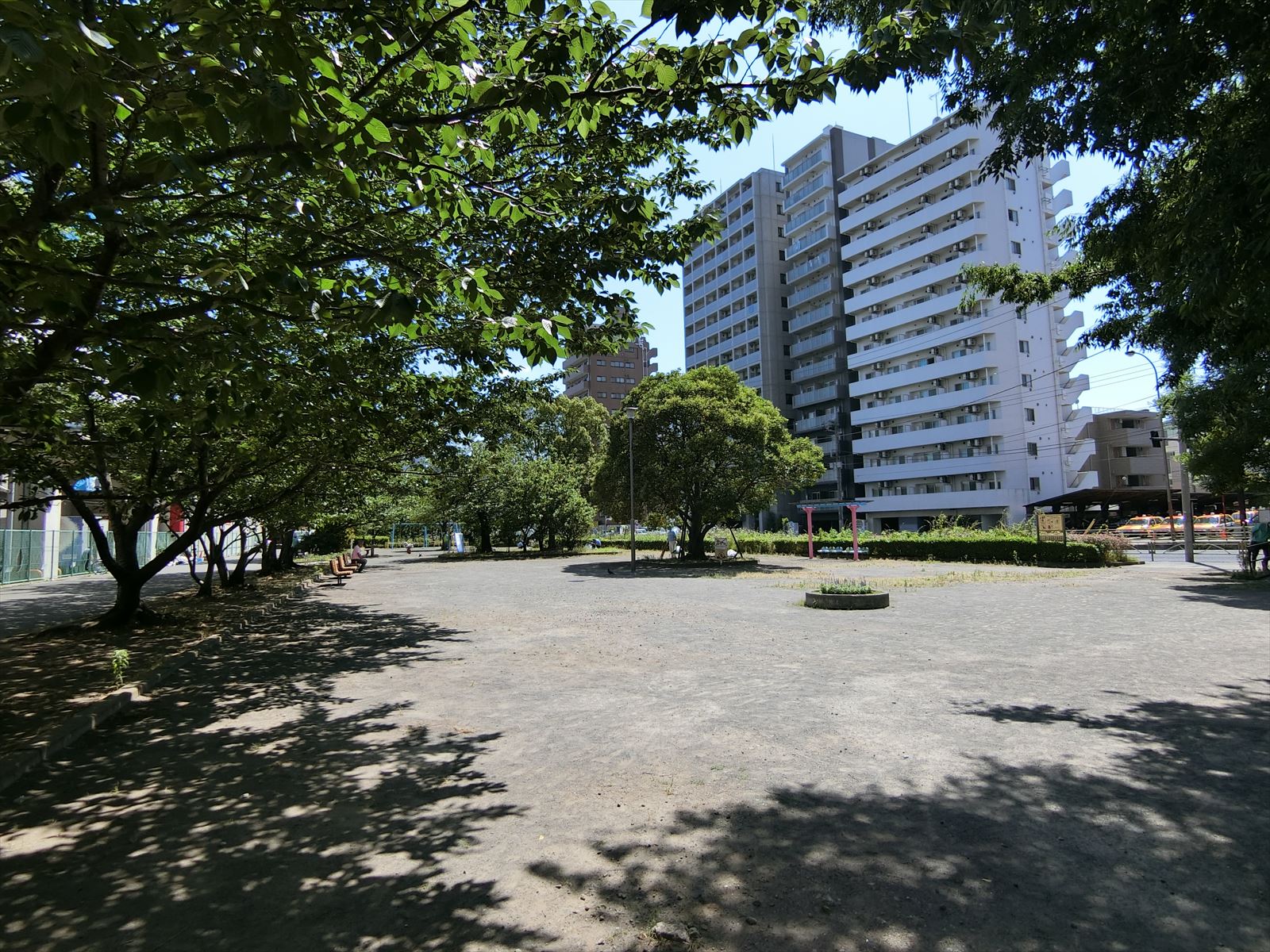 ビル向かいの鈴ヶ森道路児童遊園