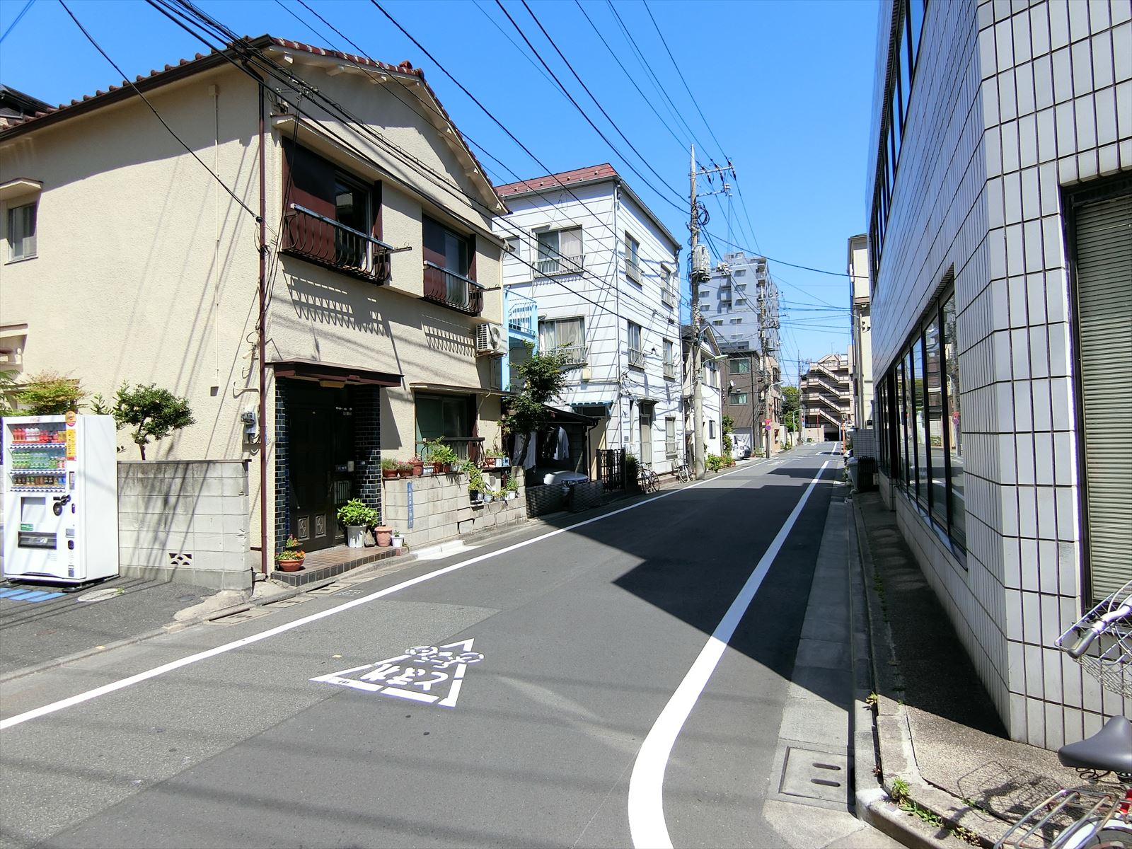 オフィスビル前面の通り