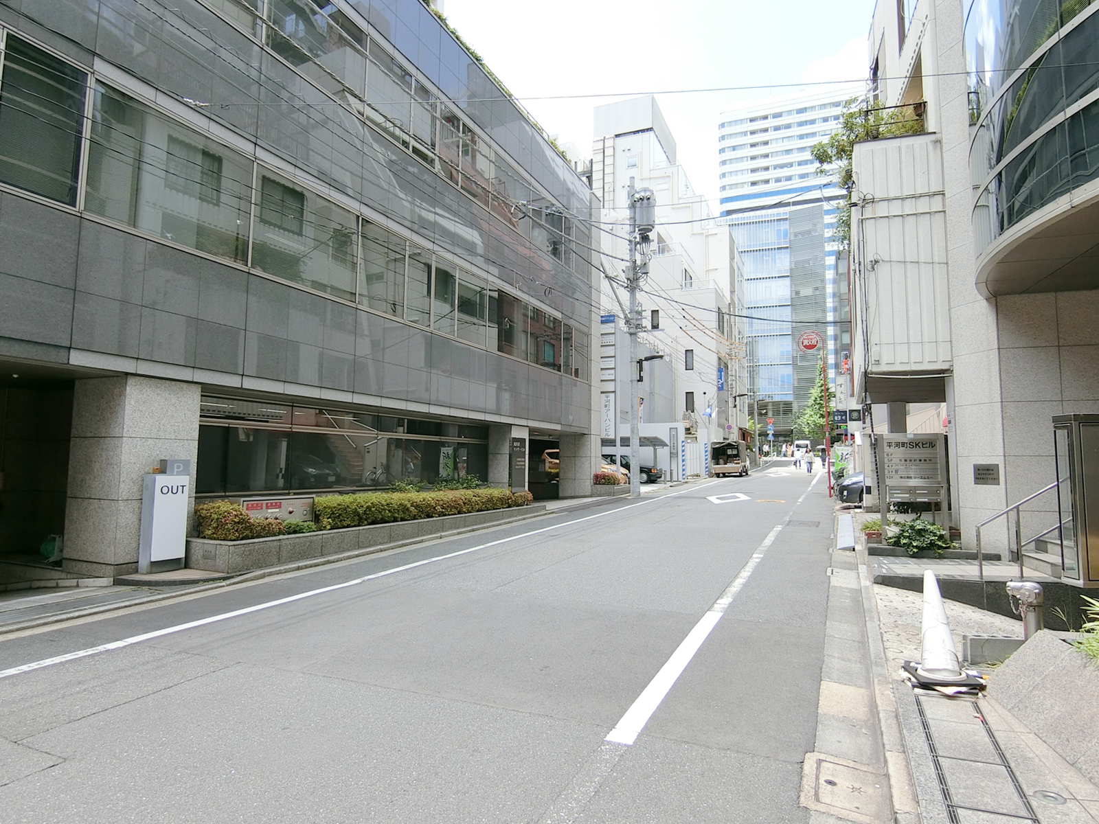 オフィスビル前面の通り