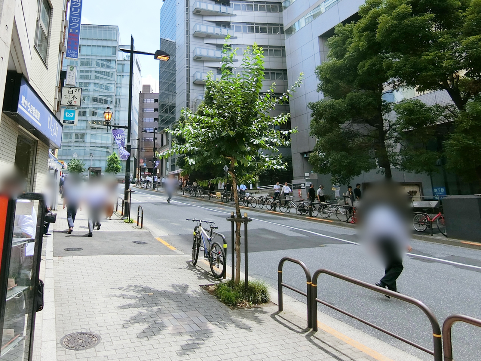 オフィスビル前面の通り