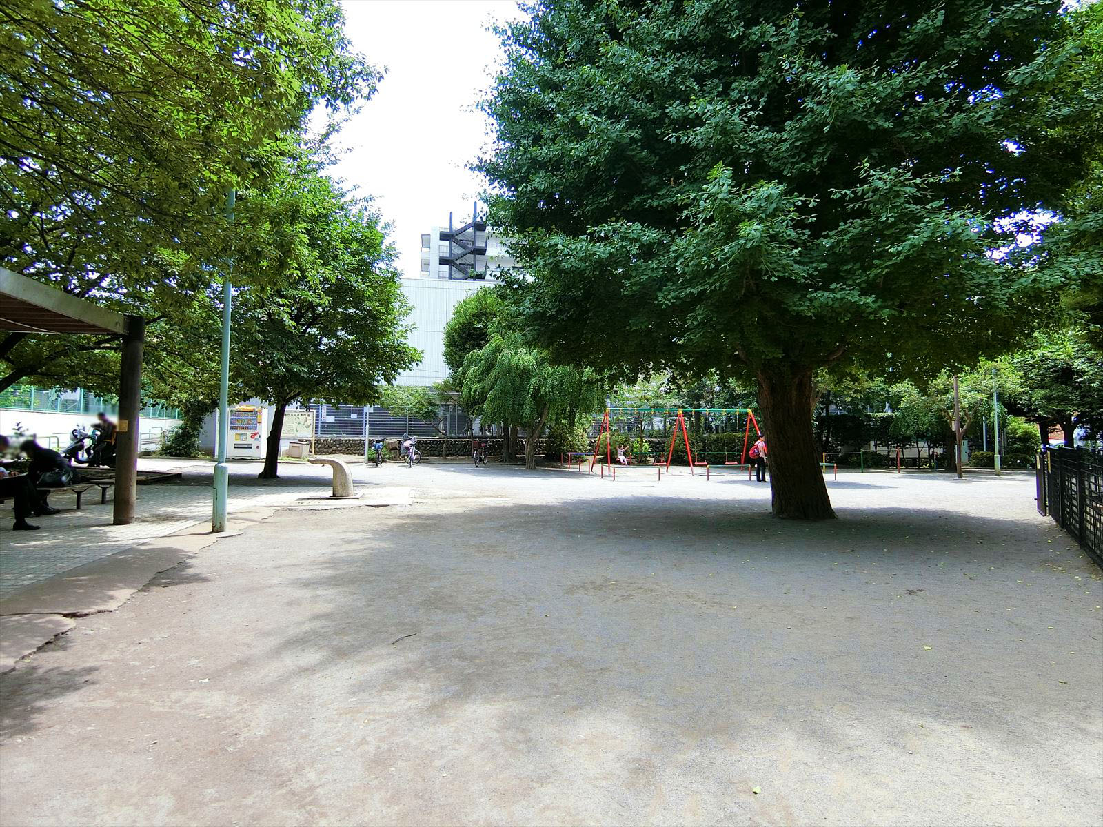 徒歩2分の笄公園