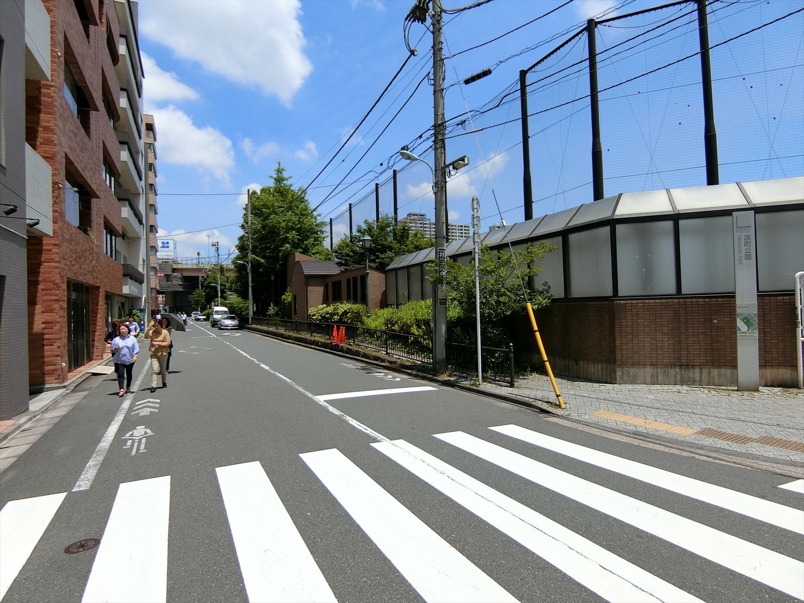 オフィスビル前面の通り