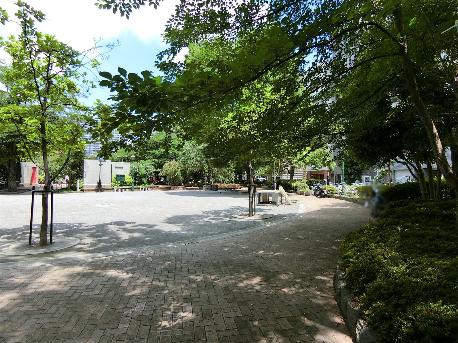 徒歩3分の浜町公園