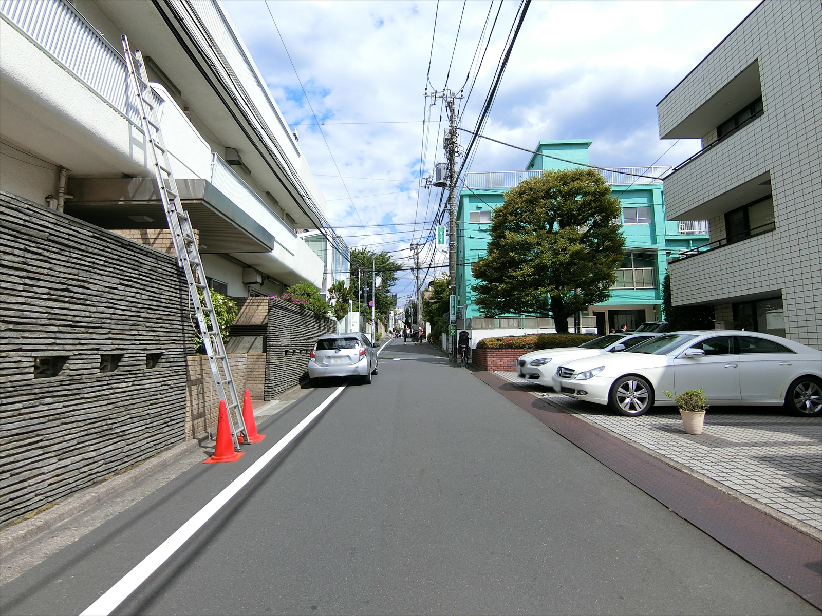 岩動マンション前面の通り