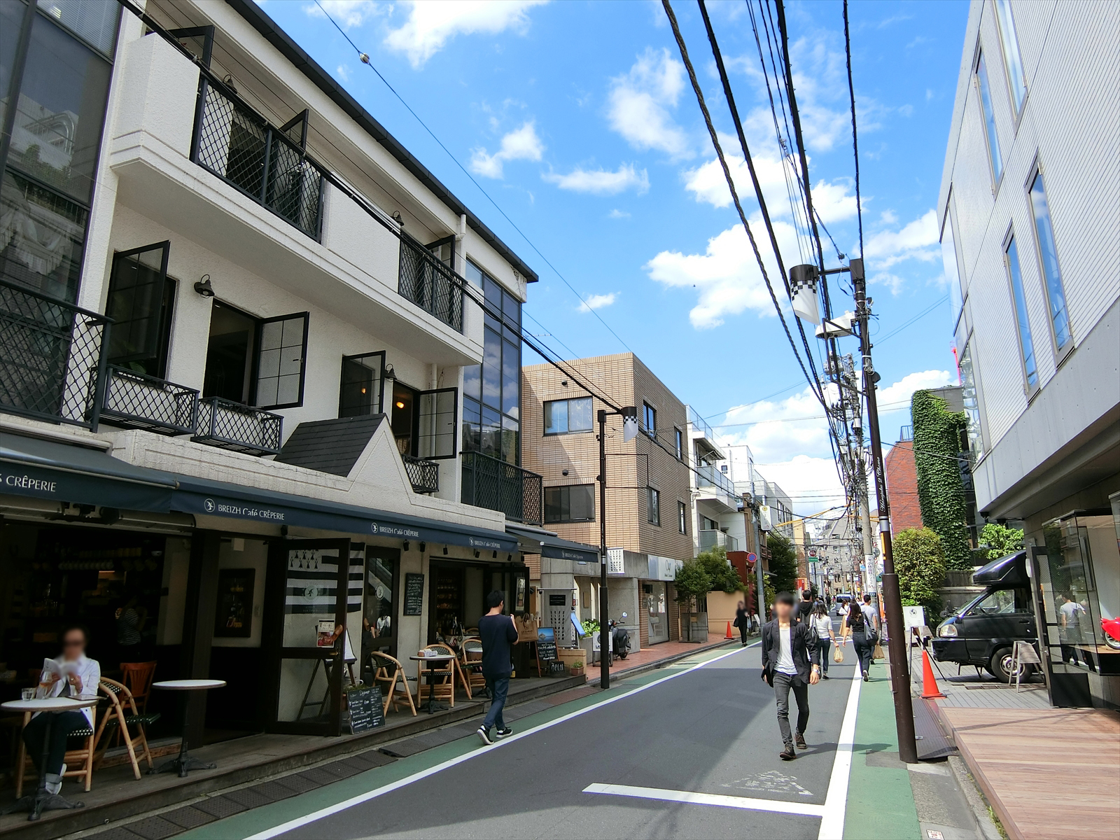 周辺は店舗が多いエリア