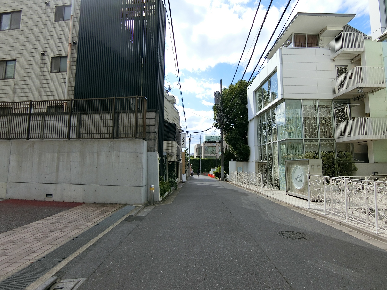 ヴァイス表参道ビル前面の通り