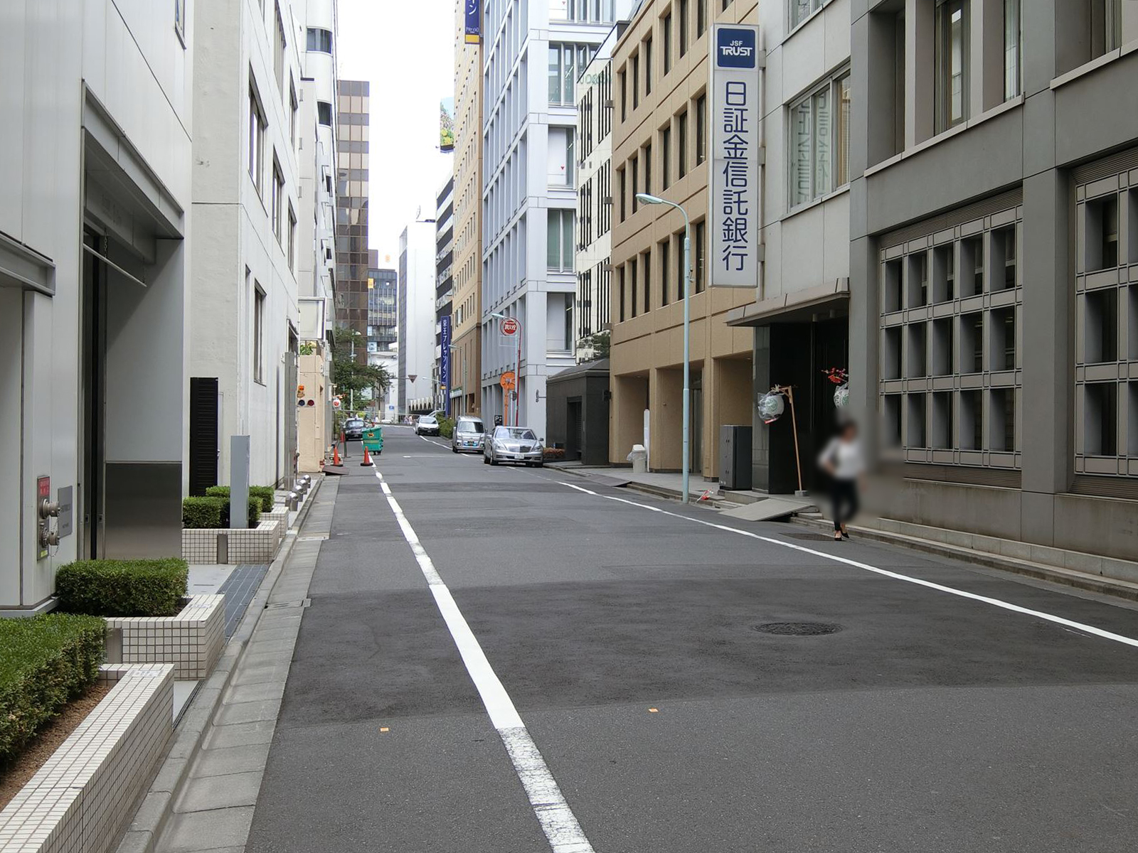 オフィスビル前面の通り