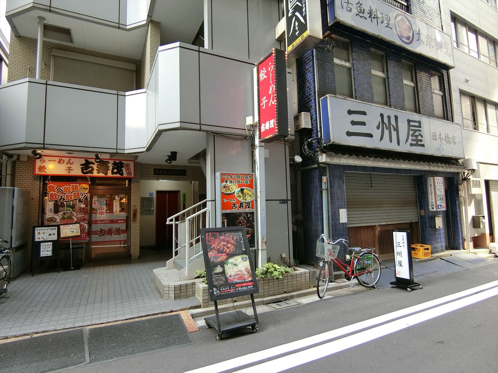 付近には飲食店が豊富