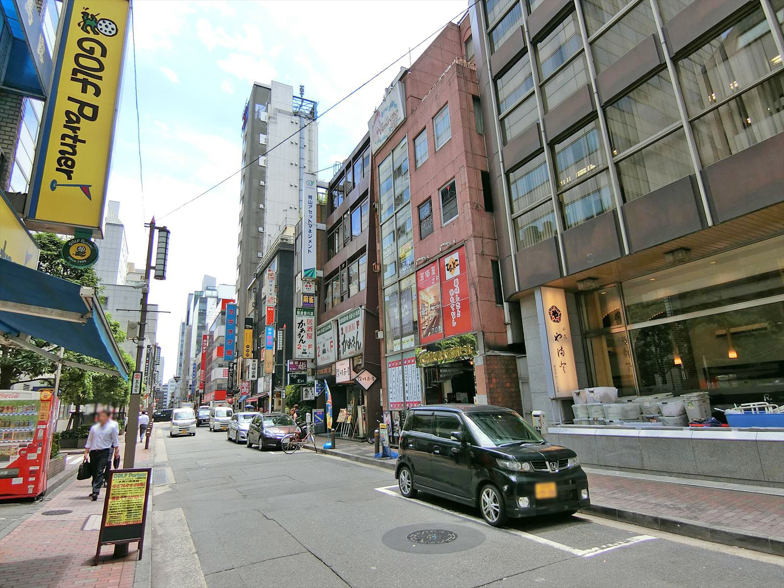 周辺はオフィスや店舗が多いエリア