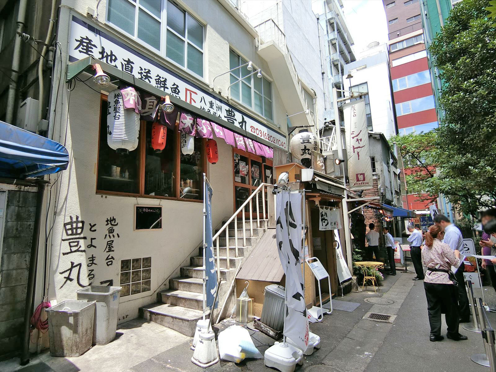 付近には飲食店が豊富