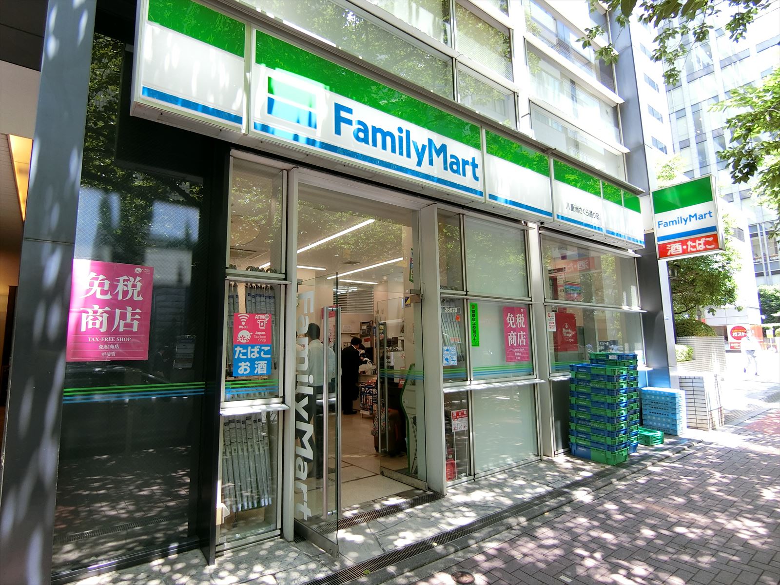徒歩1分のファミリーマート八重洲さくら通り店