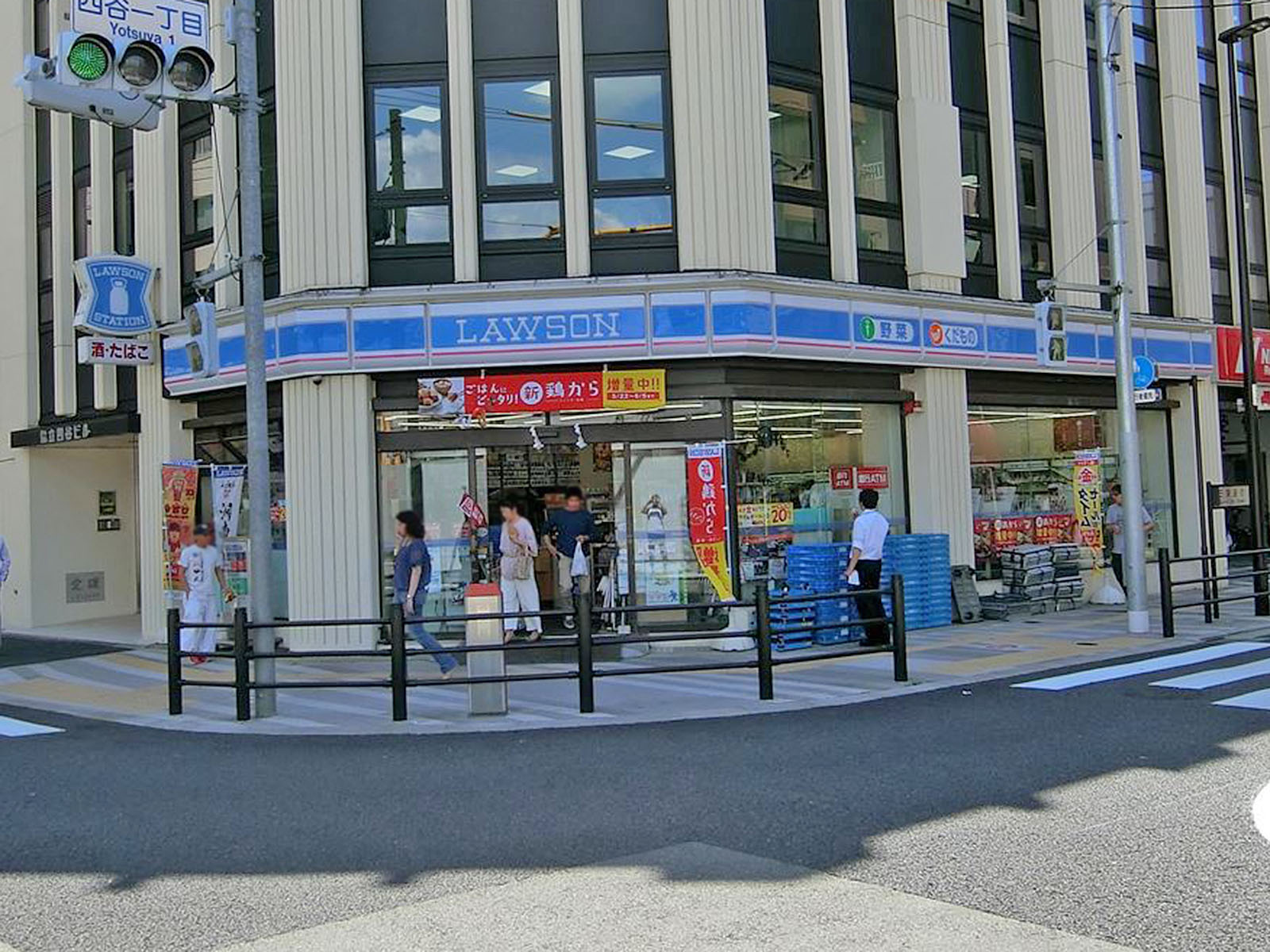 徒歩4分のローソン