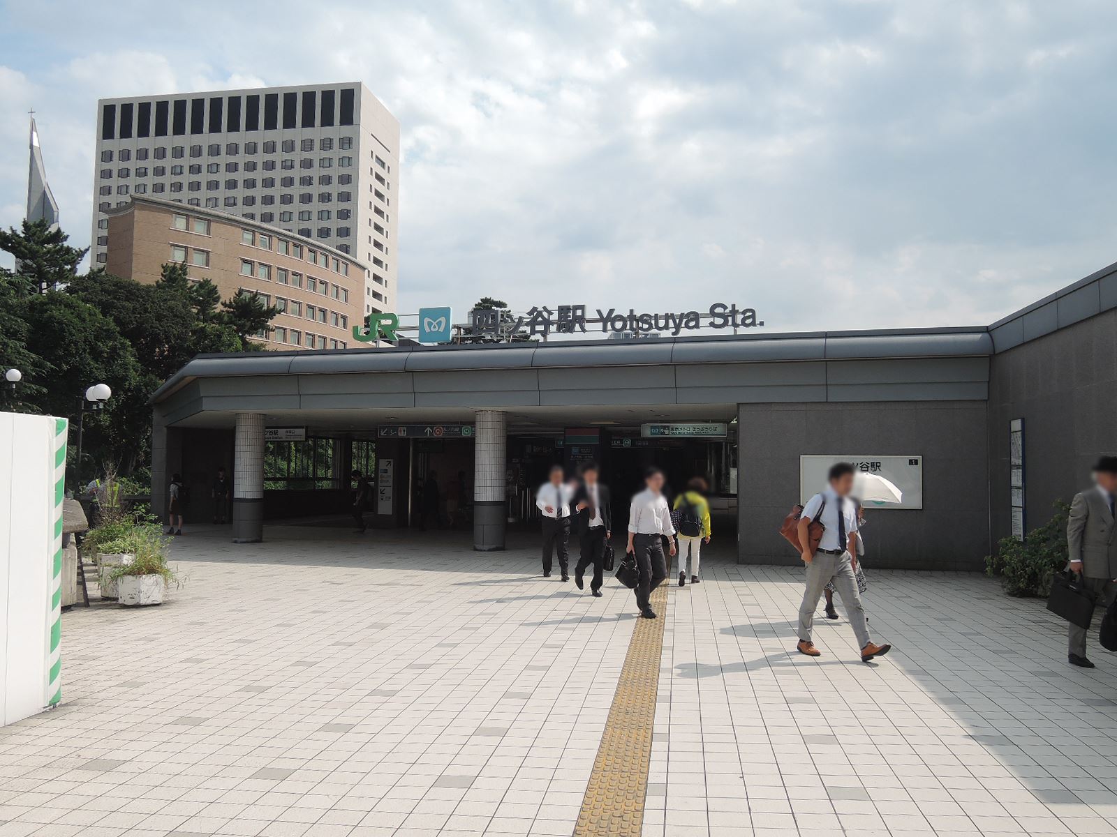 最寄りの「四ツ谷駅」