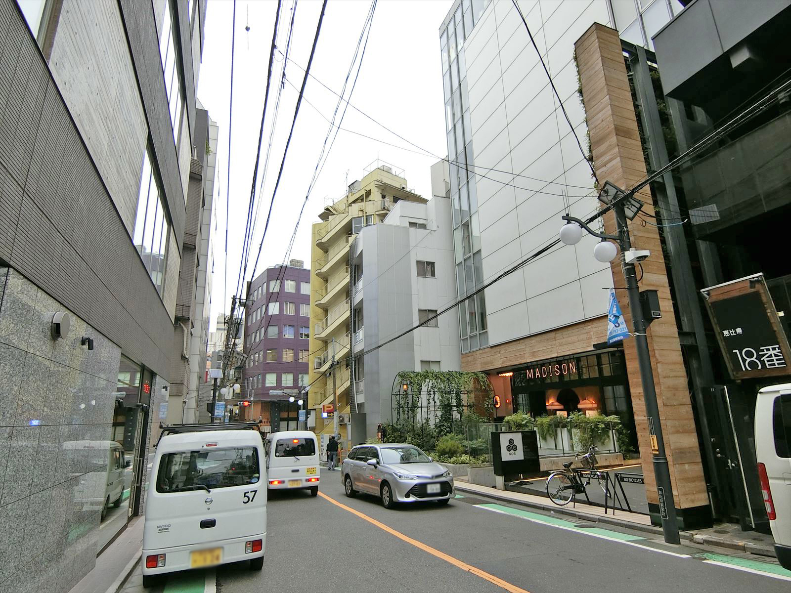 周辺は店舗やオフィスが多いエリア