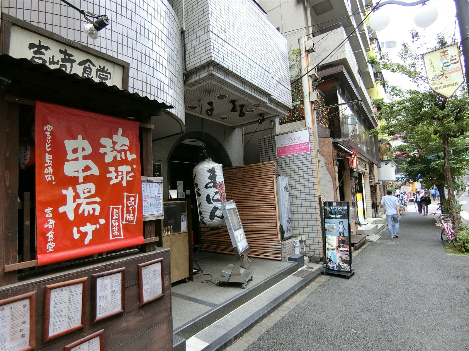 付近には飲食店が豊富