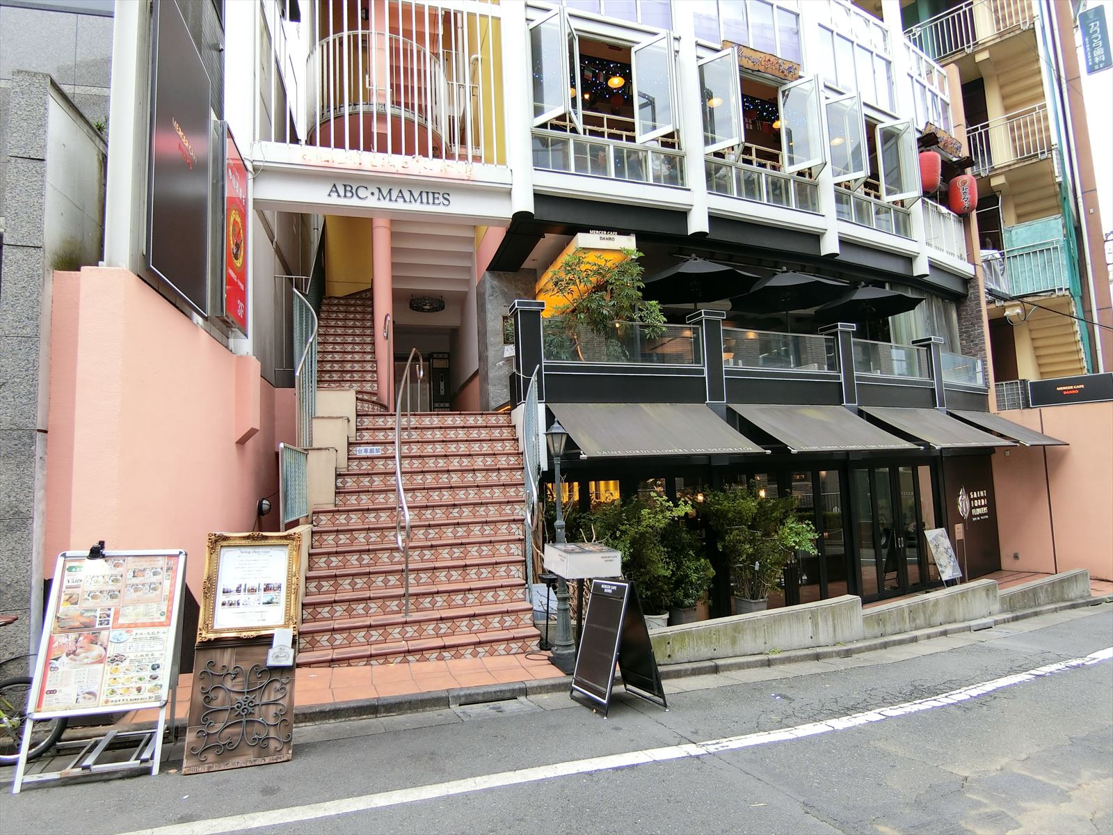 付近には飲食店が豊富