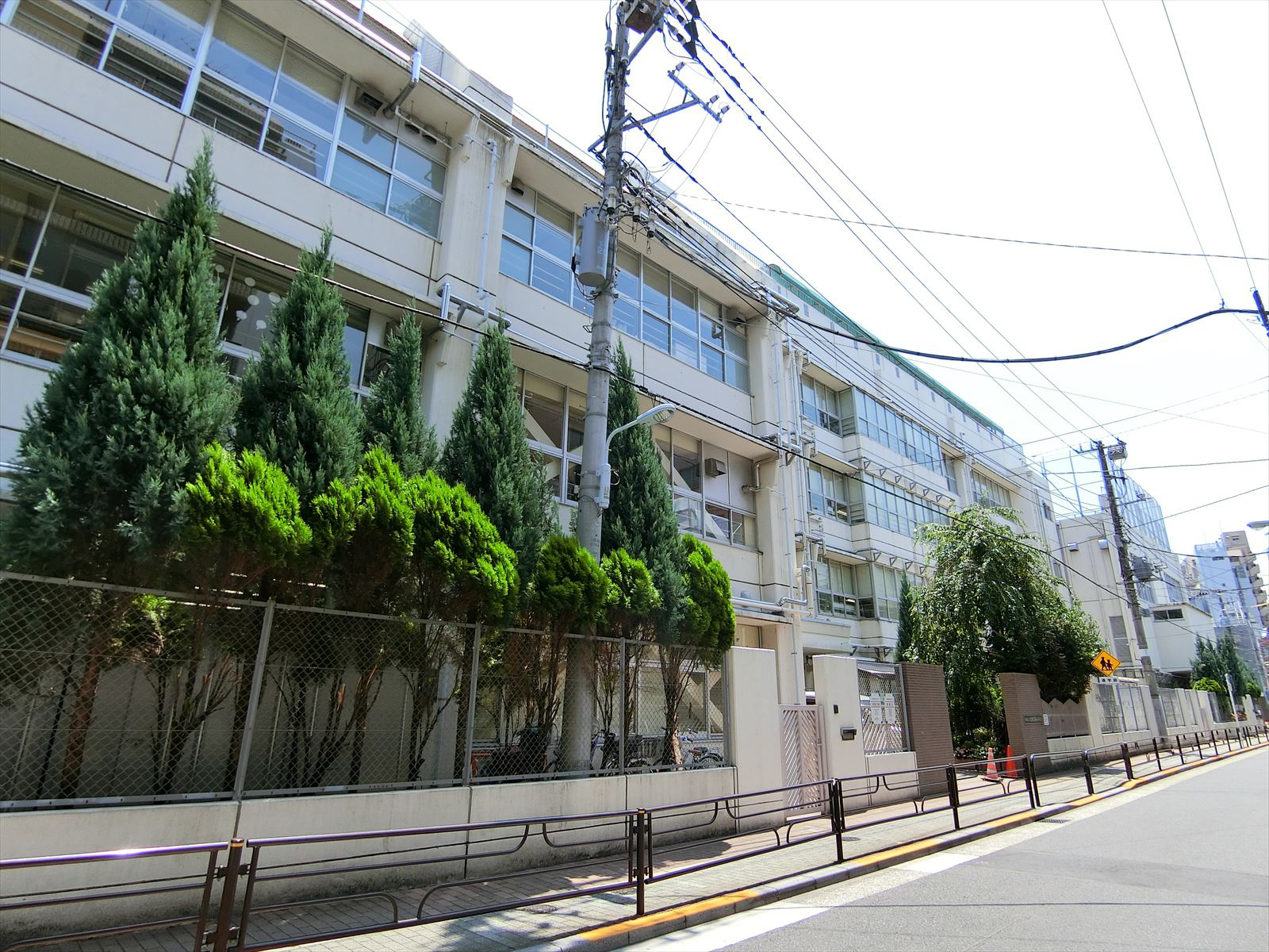 近くの台東区立台東育英小学校