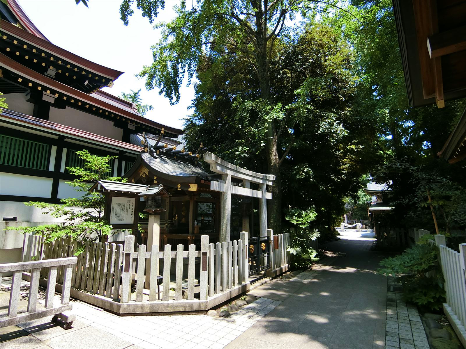 徒歩2分の鳥越神社