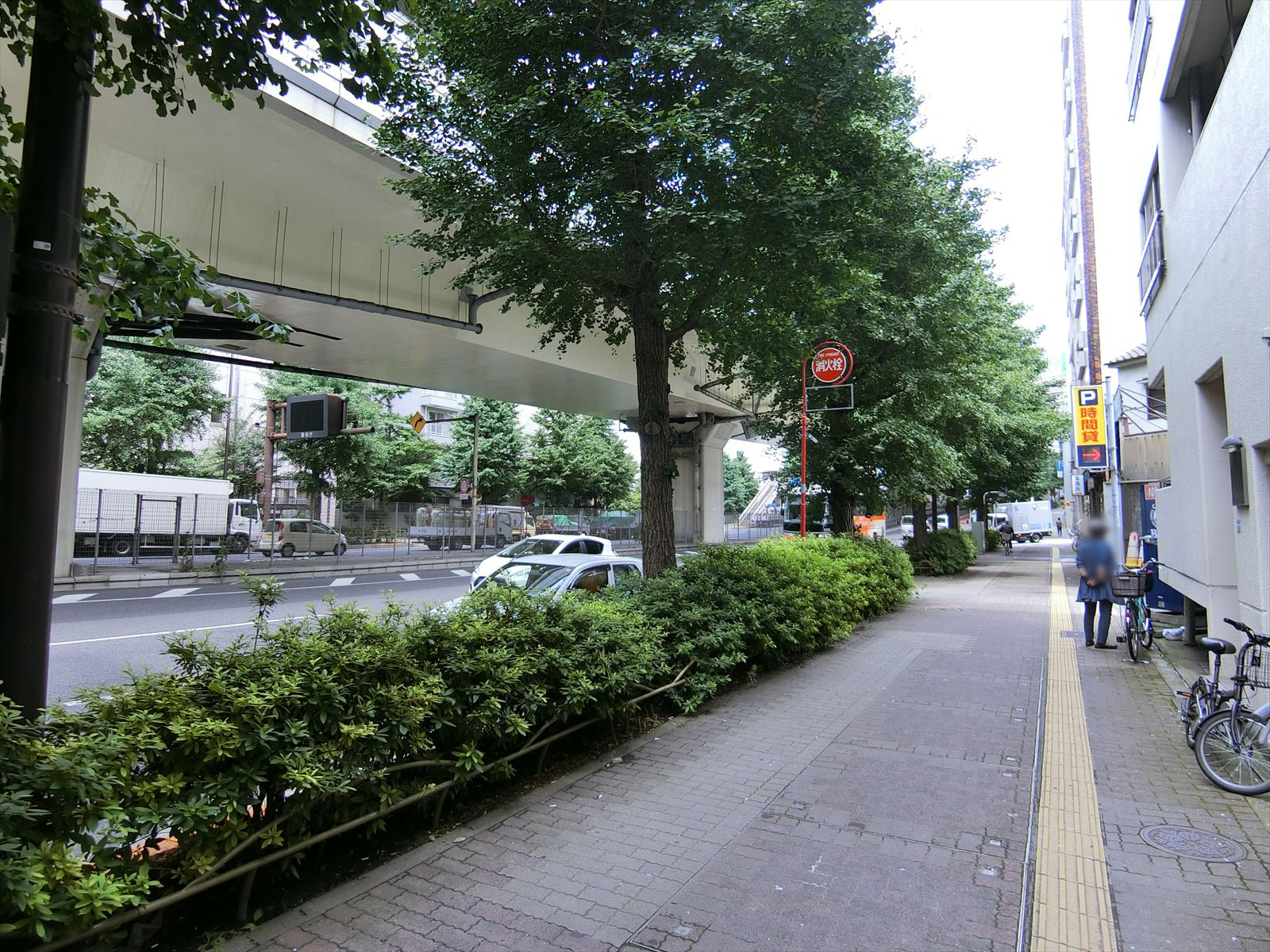 オフィスビル前面の通り