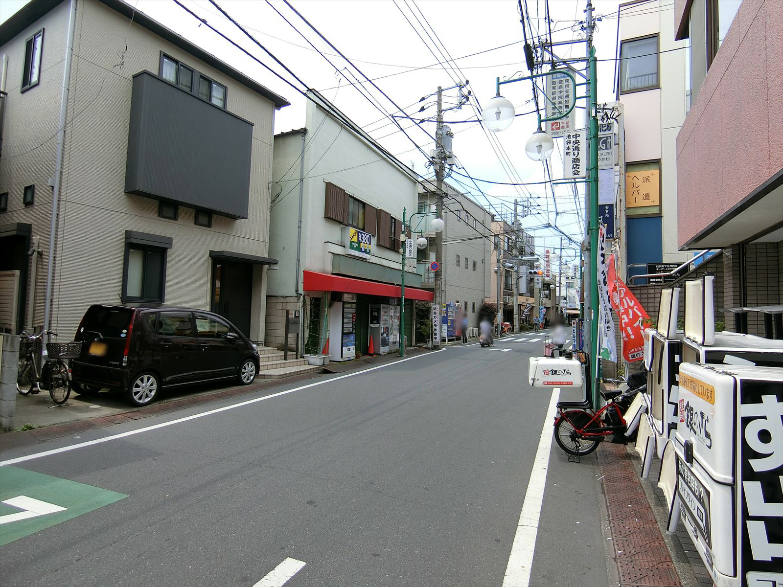 オフィスビル前面の通り