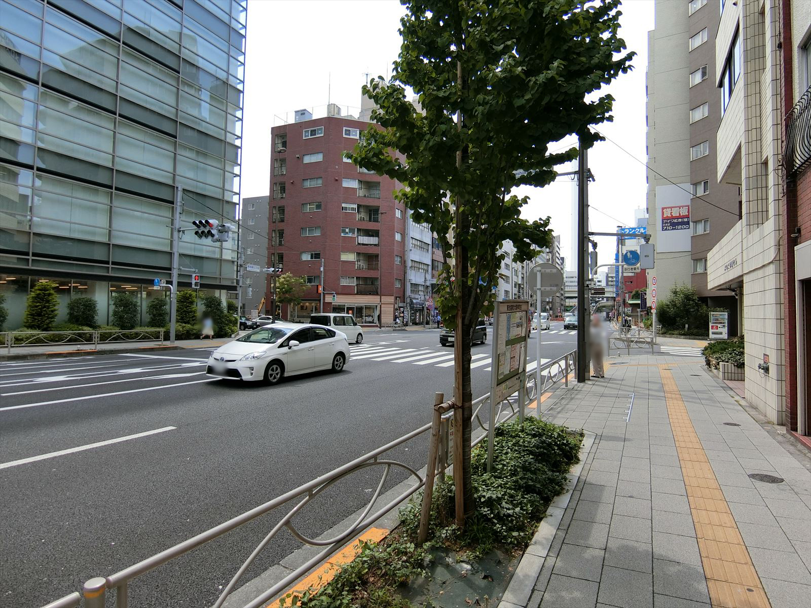 オフィスビル前面の通り