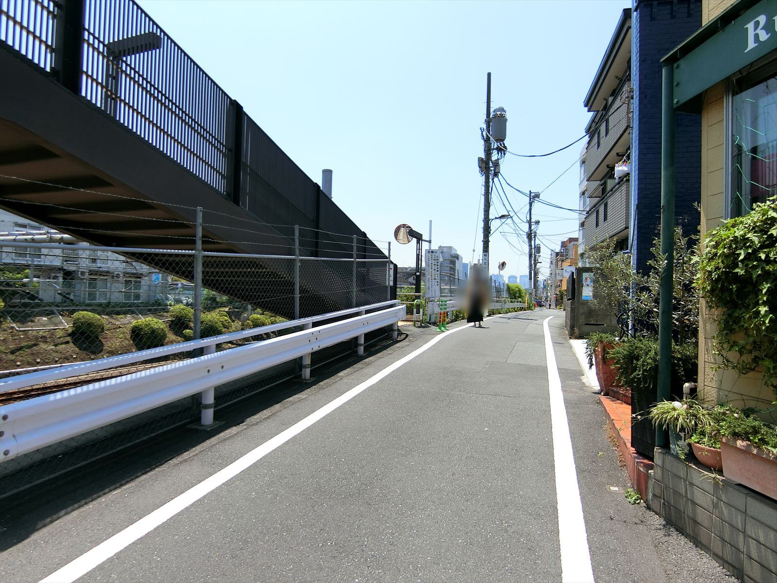 オフィスビル前面の通り