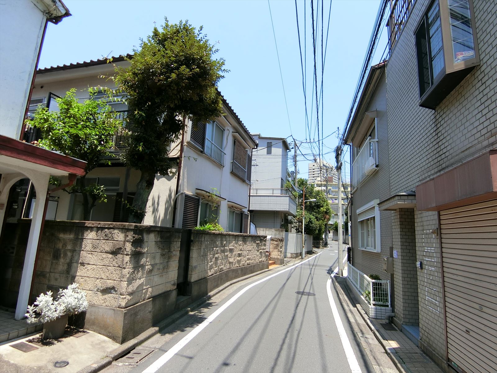 周辺は住宅街