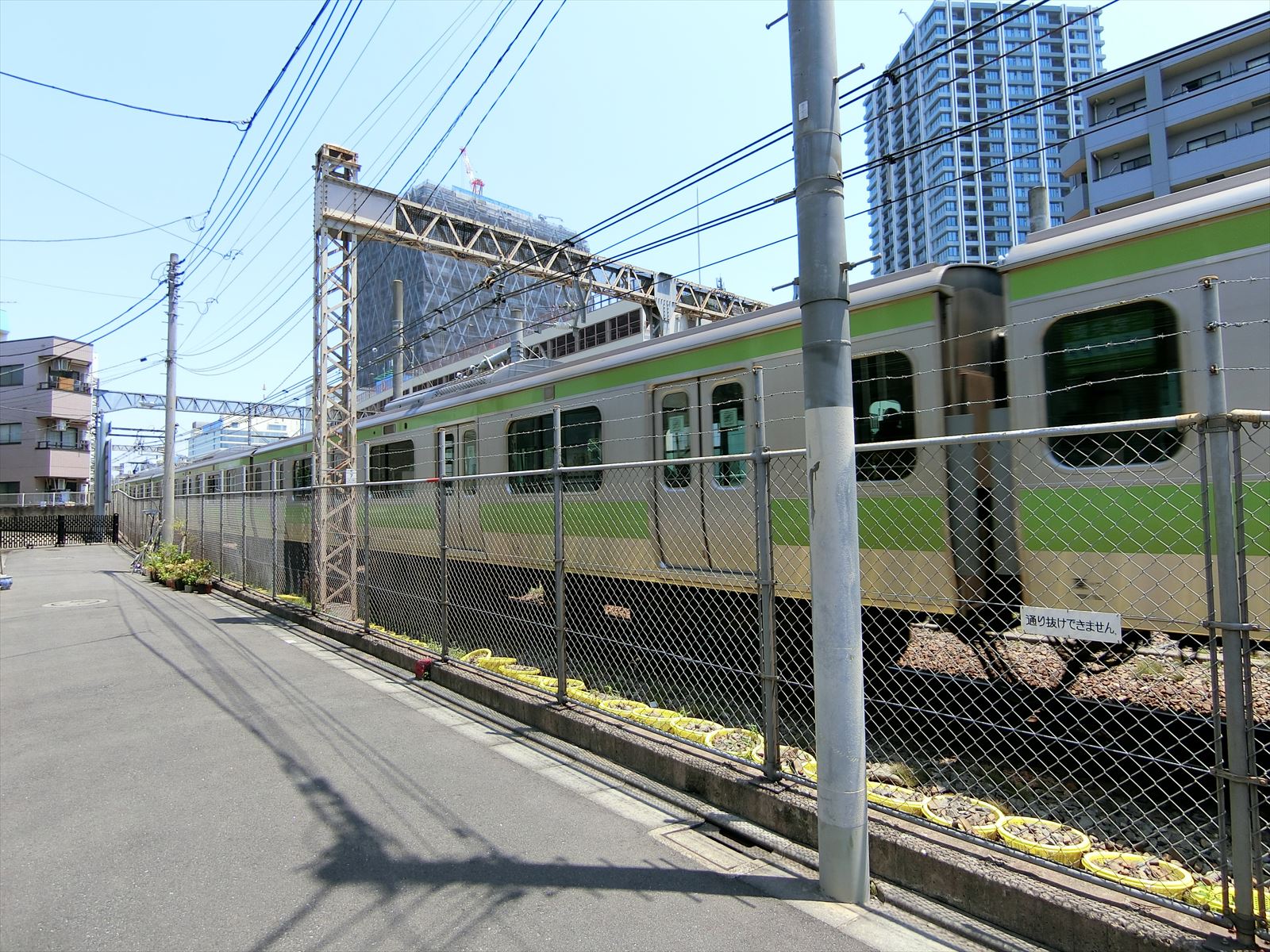 向かいには線路