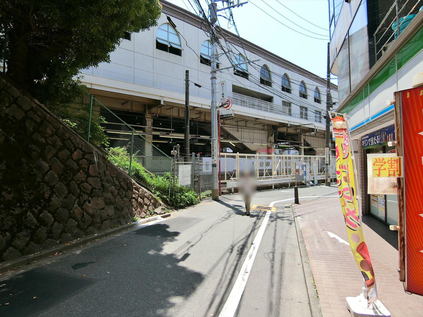 オフィスビル前面の通り