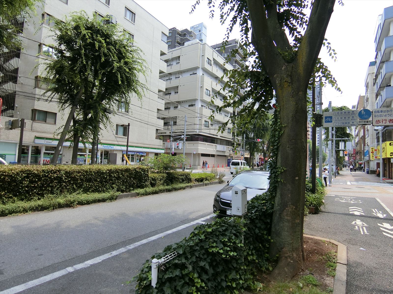 オフィスビル前面の通り